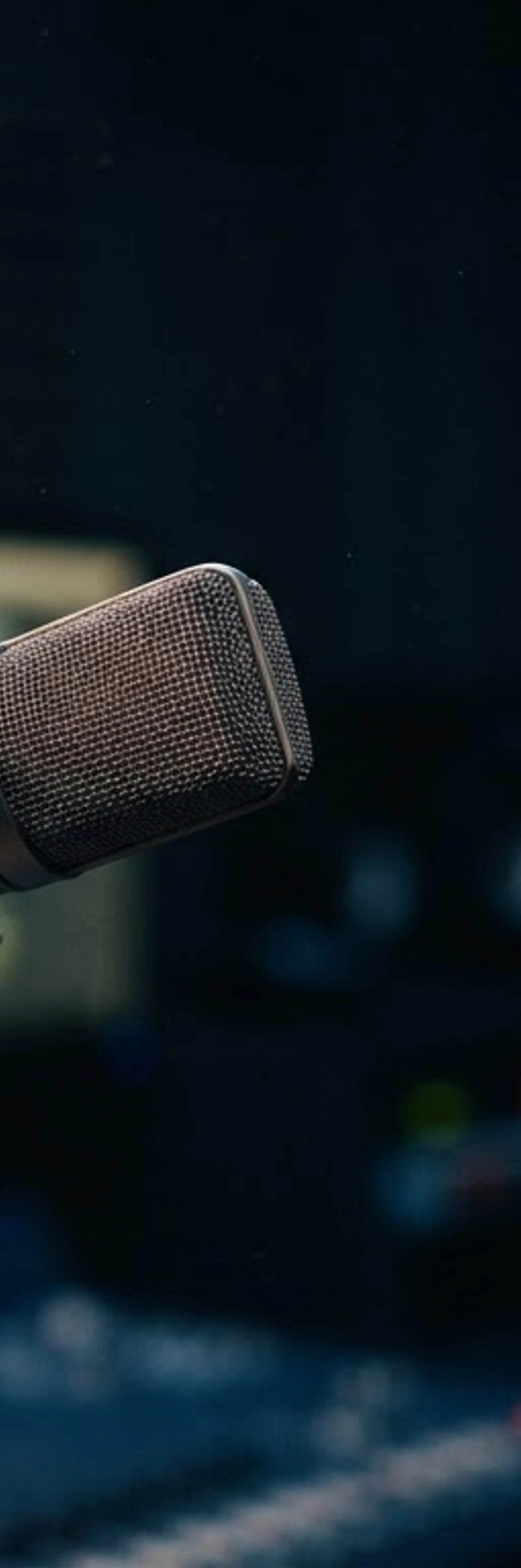 Micrófono de condensador en un estudio de radio profesional con iluminación cálida
